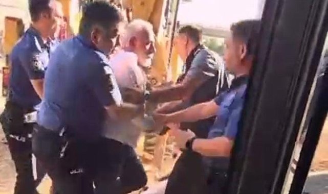 Bursa'da kafeterya yıkımında ortalık karıştı. Bir polis yaralı