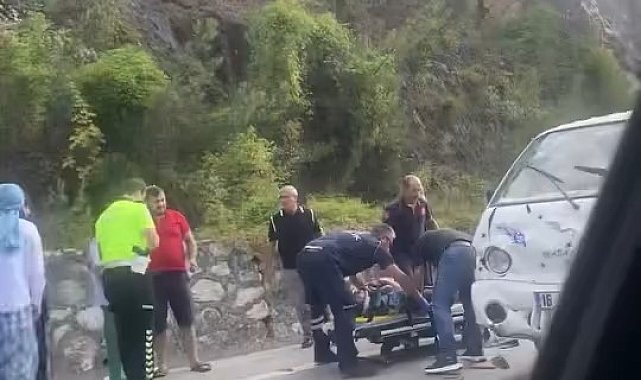 Bursa'da kamyonet otomobile çarptı: 4 yaralı