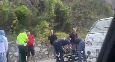 Bursa'da kamyonet otomobile çarptı: 4 yaralı
