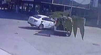 Bursa'da kaza anı kamerada: 1 yaralı