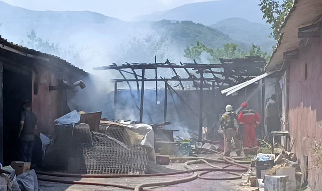 Bursa'da mobilya imalathanesinde yangın