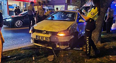 Bursa'da otomobil kamyonete çarptı, sürücüsü yaralandı