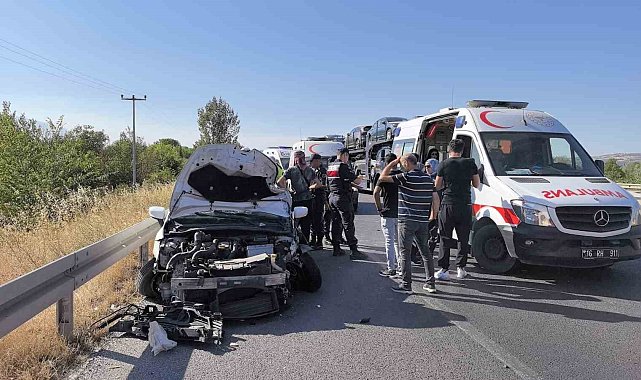 Bursa'da otomobil traktöre çarptı: 1 yaralı