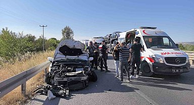 Bursa'da otomobil traktöre çarptı: 1 yaralı