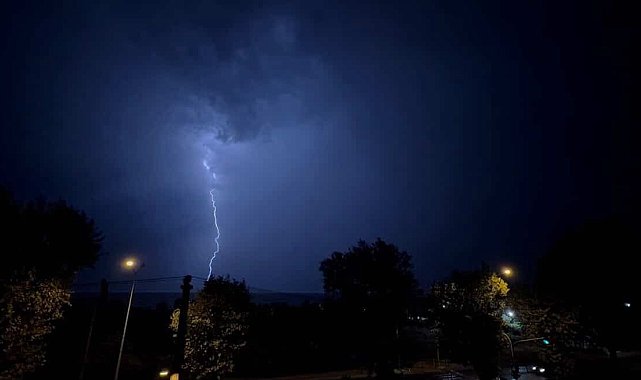 Bursa'da şimşekler geceyi aydınlattı