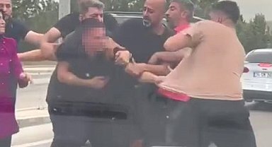 Bursa'da yol verme kavgası kamerada: Vatandaşlar zor ayırdı