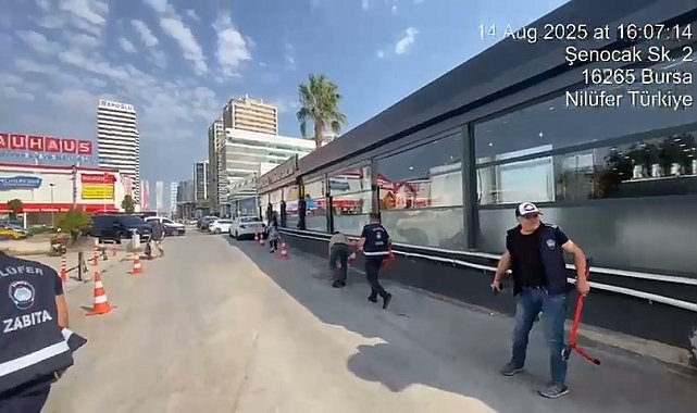 Bursa'da zabıta dakikalar içinde kaldırım ve sokakları böyle temizledi