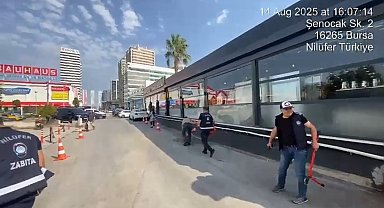 Bursa'da zabıta dakikalar içinde kaldırım ve sokakları böyle temizledi