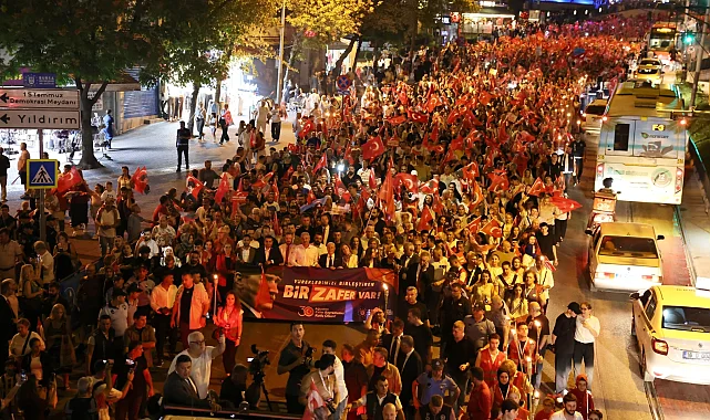 Bursa'da coşku fener alayı ve Göksel konseriyle taçlandı