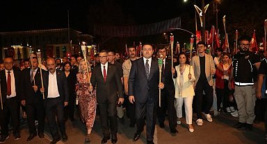 Büyük Zafer'in 103. yılı bayrak yürüyüşü ve fener alayı ile taçlandı