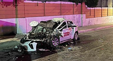 Büyükçekmece'de otomobil, TIR'a arkadan çarptı : 1 ölü, 4 yaralı