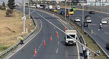 Büyükçekmece'de şiddetli rüzgardan aydınlatma direği yan yattı, E-5 trafiğe kapatıldı