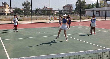 Büyükşehir Belediyesi Döşemealtı'nda yeni tenis kursu açtı