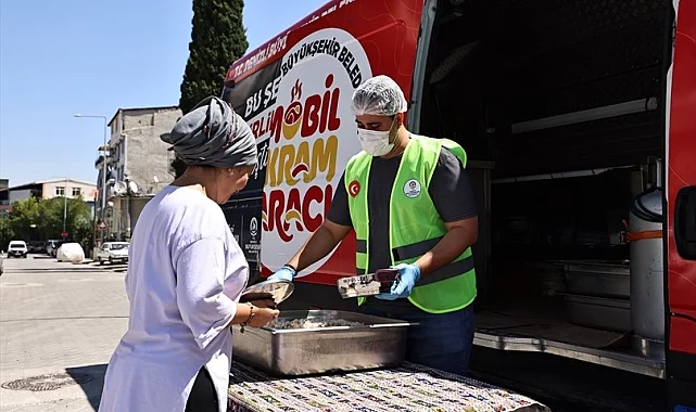 Büyükşehir'in mobil ikram araçları vatandaşın yanında