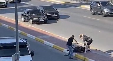 Cadde ortasında çekiç ve sopalı kavga kamerada