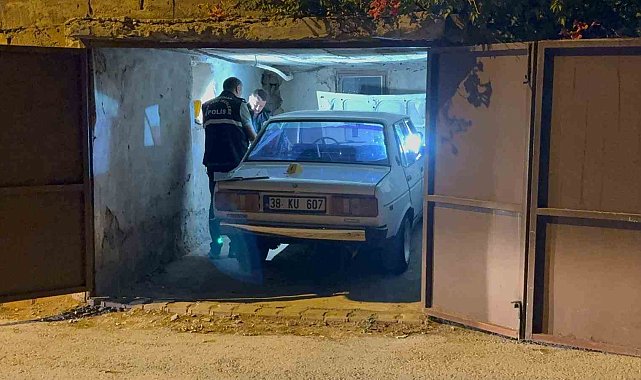Çaldıkları otomobille kaza yapıp, bir evin garajına park ettiler