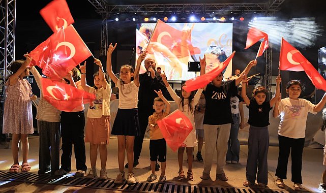 Çameli'nde sahne alan Ahmet Öngel, milli duyguları yaşattı