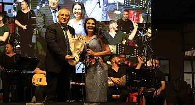 Çamelili vatandaşlar Ayşe Dinçer ile coşku dolu bir konser yaşadı