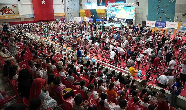 Camiye giden 4 bin çocuk ve genç hediyelerine kavuştu