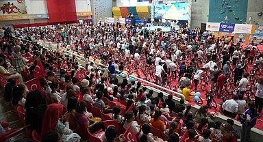 Camiye giden 4 bin çocuk ve genç hediyelerine kavuştu