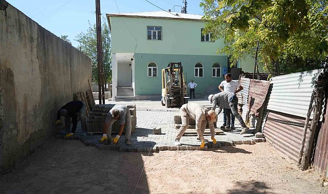 Çamurlu yol sorunu kilitli parke taşıyla çözüme kavuşuyor