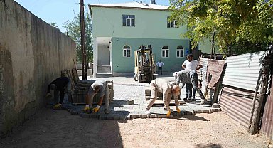 Çamurlu yol sorunu kilitli parke taşıyla çözüme kavuşuyor
