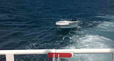 Çanakkale Boğazı'nda başıbos sürüklenen tekne yedeklenerek Lapseki Balıkçı Barınağı'na yanaştırıldı
