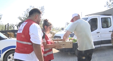  Çanakkale’de alevlerle mücadele eden ekip ve vatandaşlara Kızılay’dan yardım