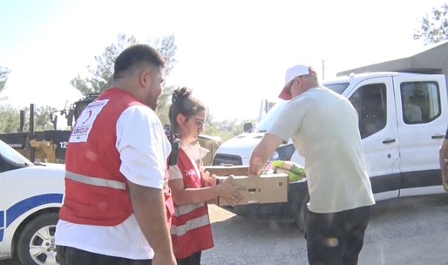 Çanakkale’de alevlerle mücadele eden ekip ve vatandaşlara Kızılay’dan yardım