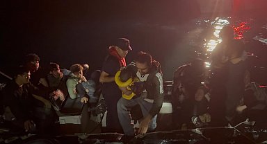 Çanakkale'de 25 kaçak göçmen ile 1 göçmen kaçakçısı yakalandı