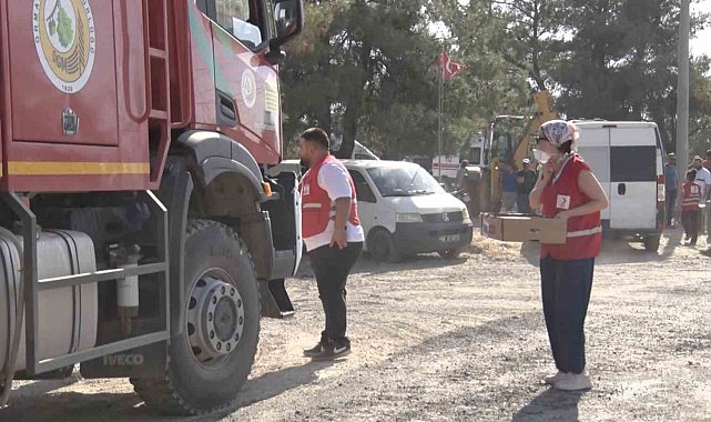 Çanakkale'de alevlerle mücadele eden ekip ve vatandaşlara Kızılay'dan yardım
