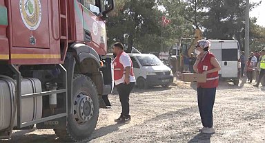 Çanakkale'de alevlerle mücadele eden ekip ve vatandaşlara Kızılay'dan yardım