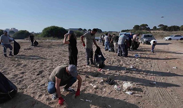 Çardaklar yıkılıp halka açılmıştı, çöpten geçilmeyen sahile temizlik operasyonu