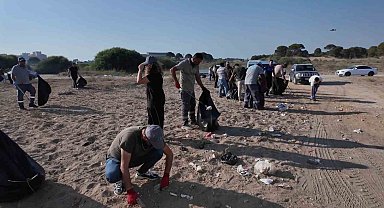 Çardaklar yıkılıp halka açılmıştı, çöpten geçilmeyen sahile temizlik operasyonu