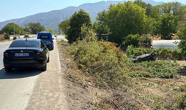 Çarpışan otomobillerden biri takla atıp bahçeye uçtu: 1'i ağır 5 yaralı
