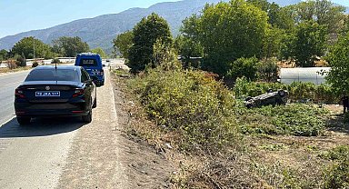 Çarpışan otomobillerden biri takla atıp bahçeye uçtu: 1'i ağır 5 yaralı