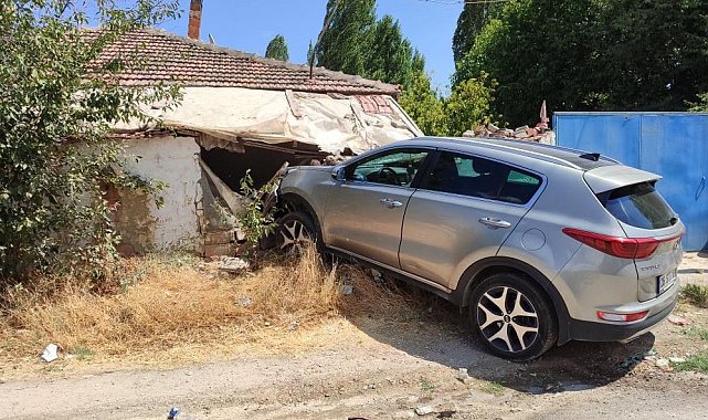 Çarpışmanın etkisiyle savrulan otomobil müstakil eve girdi: 1 yaralı