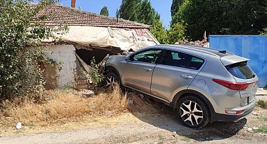 Çarpışmanın etkisiyle savrulan otomobil müstakil eve girdi: 1 yaralı