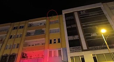 Çatıda intihara kalkışan genç yürekleri ağza getirdi