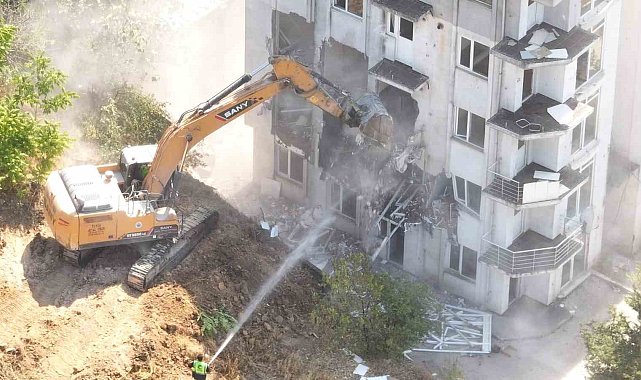 Çayırova'da riskli yapıların yıkımına başlandı