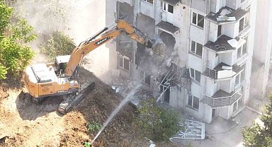 Çayırova'da riskli yapıların yıkımına başlandı