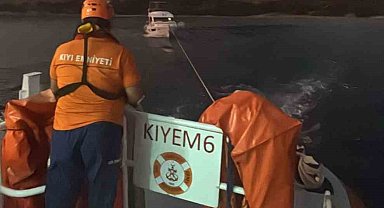 Cennet Koyu önlerinde arızalanan tekne kurtarıldı