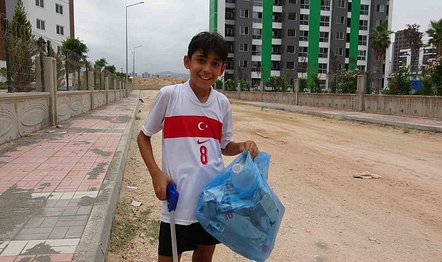 Çevreci çocuk sosyal medyada çöp toplama hareketiyle dikkat çekti