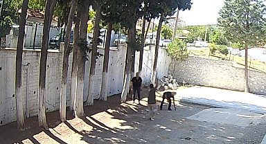 CHP'li Belediye Başkanı taş döşemek istemeyen zabıtaları sopayla dövdü