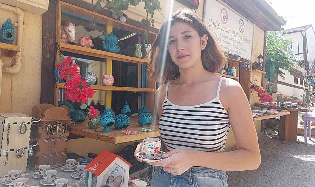 Çini atölyesinde sanatla şekillenen ürünler