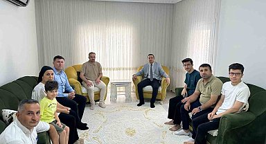 Cizre Kaymakamı Baycar, YKS'de il birincisi olan öğrencileri evlerinde ziyaret etti