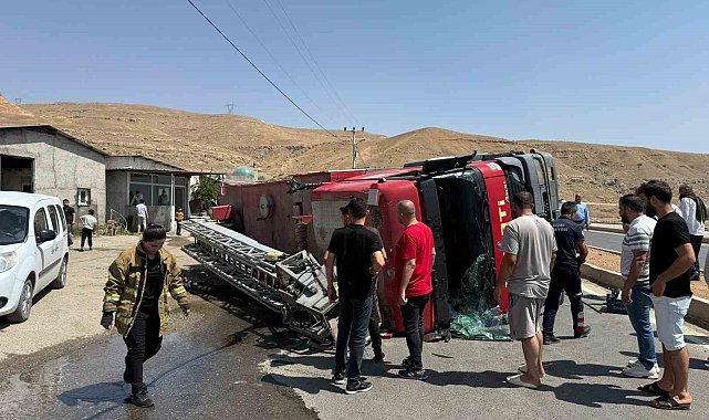 Cizre'de itfaiye aracının devrilip sürüklendiği kaza güvenlik kamerasına yansıdı