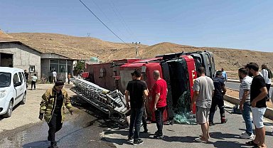 Cizre'de itfaiye aracının devrilip sürüklendiği kaza güvenlik kamerasına yansıdı