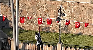 Çocuğun bayrak hassasiyeti kamerada