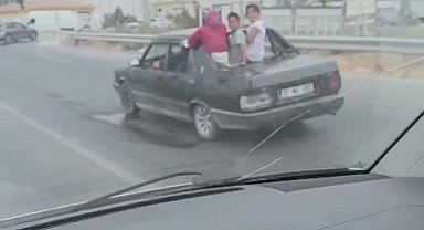 Çocukların, arka camı olmayan TOFAŞ'tan dışarı çıkarak yaptıkları ölümüne yolculuk kamerada